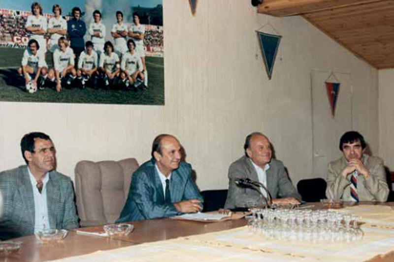 Benito Butali al tavolo amaranto con l'allenatore Bruno Bolchi